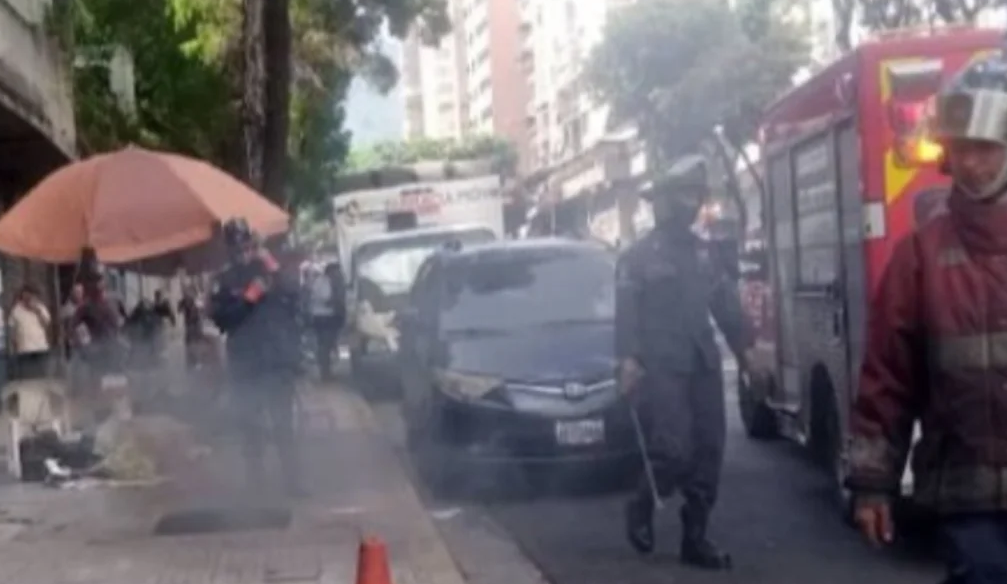Reportan incendio en dos alcantarillas de electricidad en la avenida Baralt