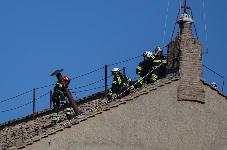 El Vaticano comenzó la instalación de la chimenea en la Capilla Sixtina que anunciará la elección del nuevo Papa