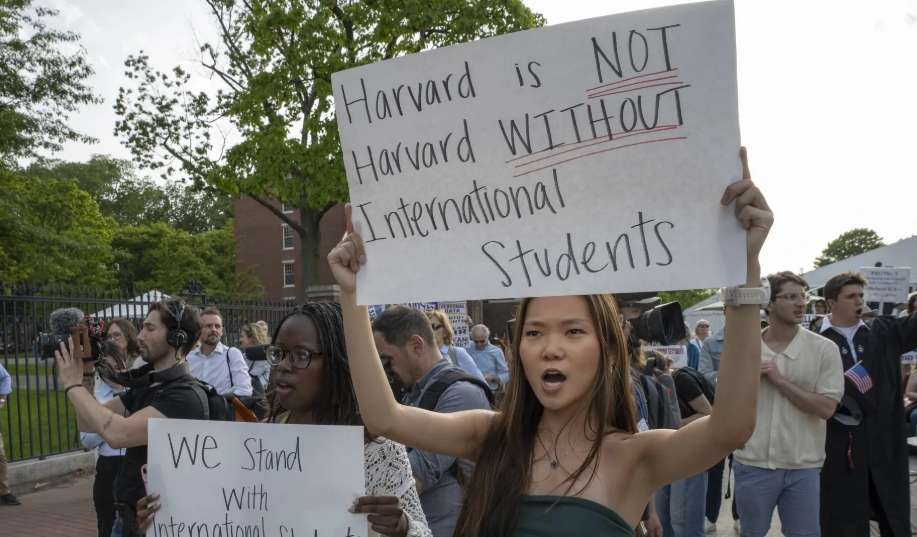 Juez detiene prohibición de Trump de aceptar estudiantes extranjeros en Harvard