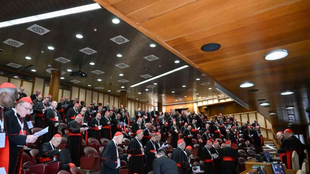 Cardenales piden cese al fuego en Ucrania y Oriente Medio antes del cónclave