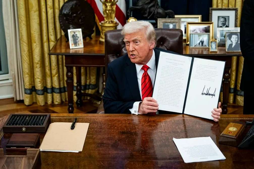 Trump insta al Supremo revocar estatus legal de cientos de inmigrantes en EEUU