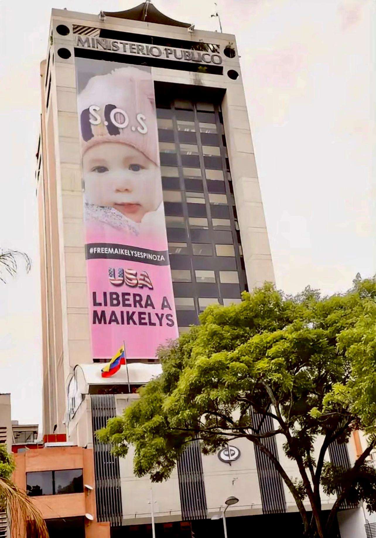 Instalan gigantografía en el MP exigiendo liberación de la niña Maikelys