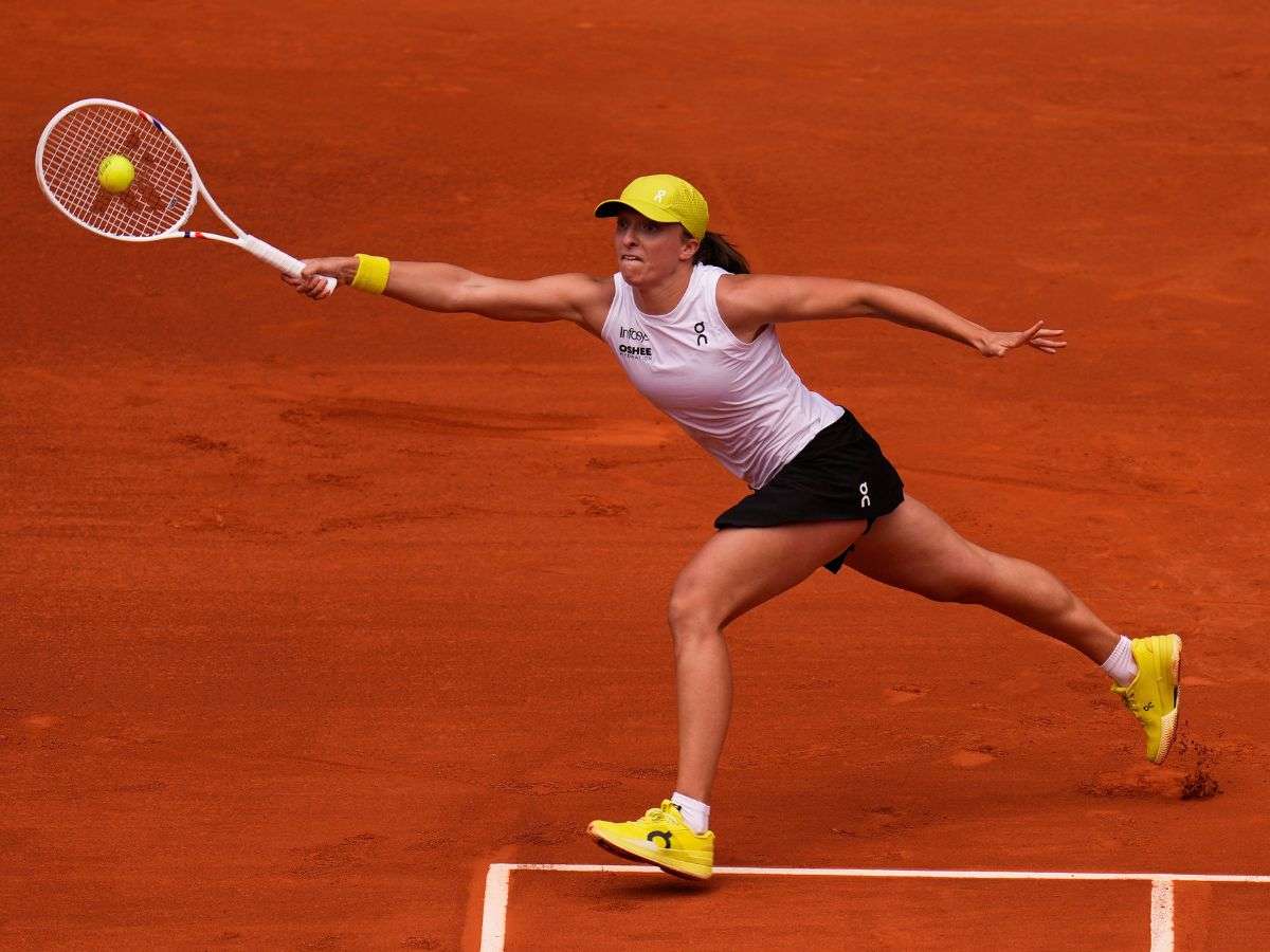 Swiatek inició con fuerza la defensa de su corona