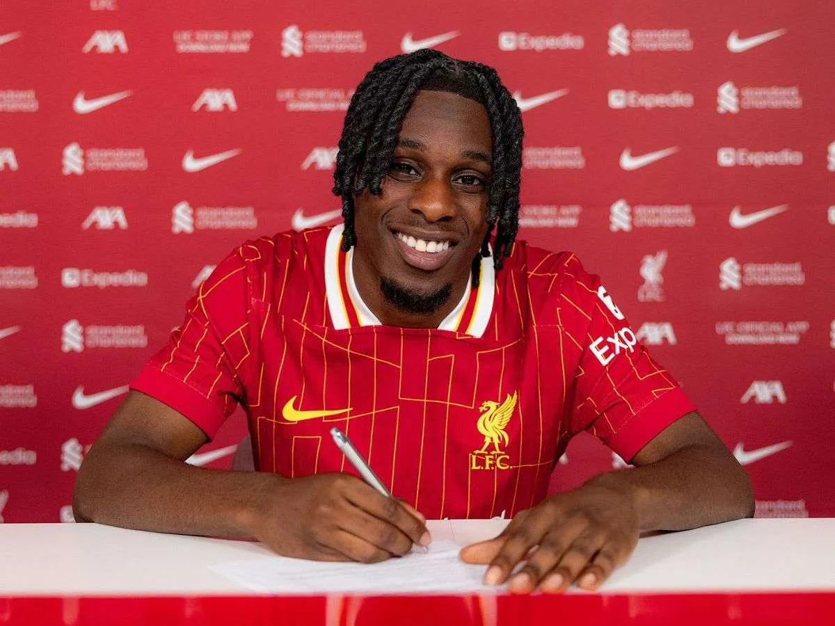 Liverpool firma a Jeremie Frimpong tras salida de Arnold