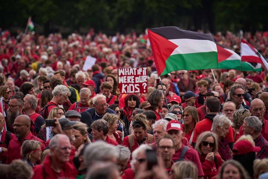 Miles manifiestan en La Haya para exigir medidas frente a Israel por crímenes en Gaza