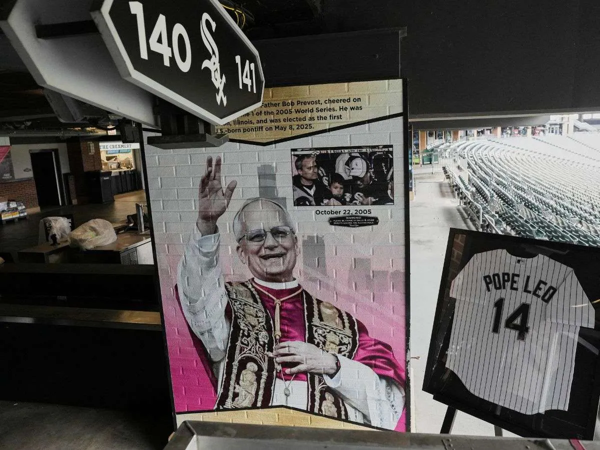 Medias Blancas colocan placa en el asiento del papa León XIV