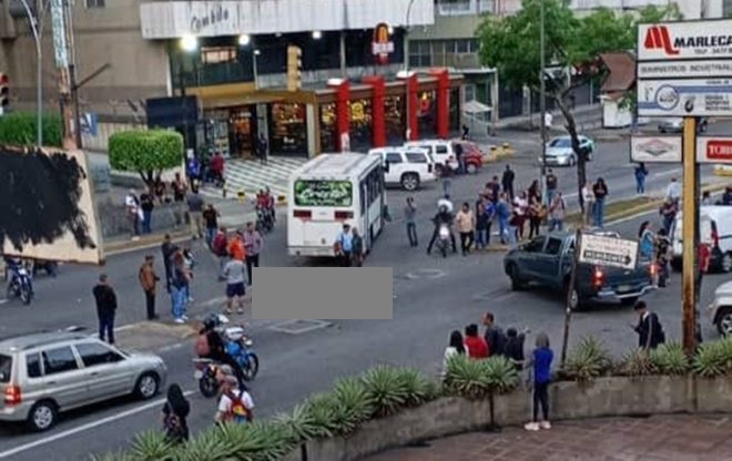 Mujer muere arrollada por autobús sin frenos