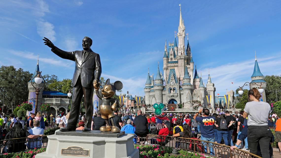 Disney suspende a trabajadores venezolanos amparados por TPS y amenaza con despidos