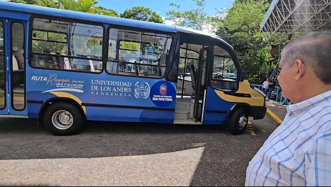 Entregan unidad de transporte a la ULA Táchira
