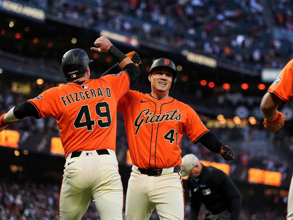 Wilmer Flores brilló con tres jonrones ante Atléticos