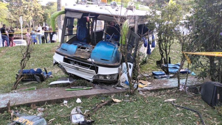Al menos nueve estudiantes murieron luego de que autobús perdió los frenos y cayó desde un puente