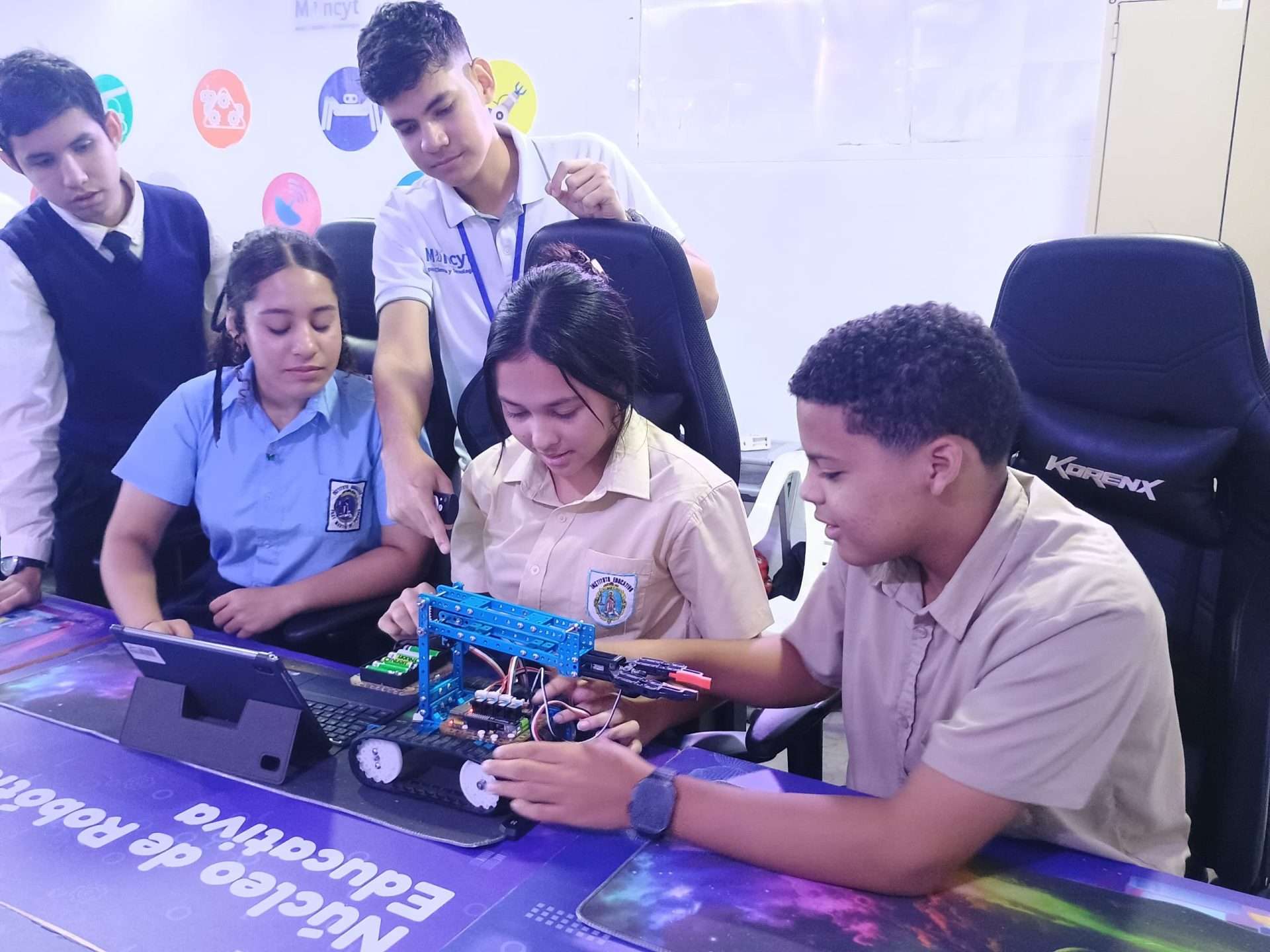 Estudiantes del estado Falcón reciben formación integral en robótica