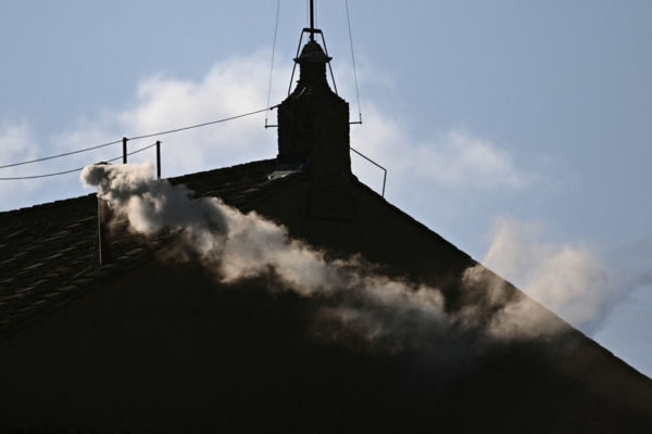 Suenan las campanas de la basílica de San Pedro tras elección del nuevo Papa