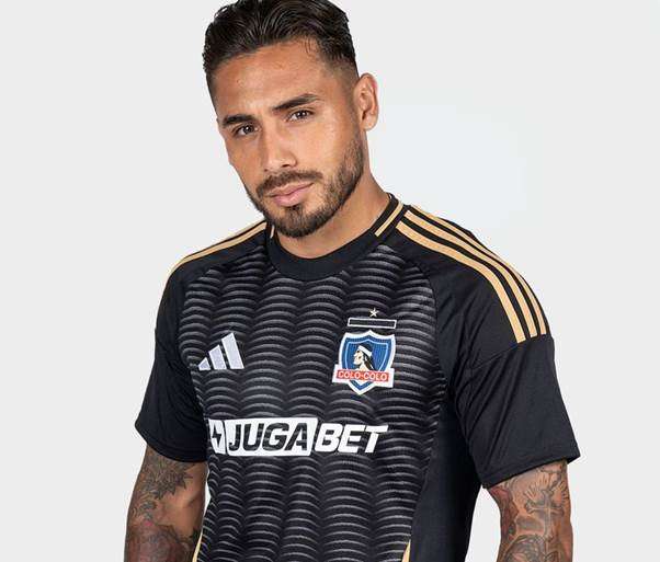 ¿Cómo combinar la camiseta del Colo Colo en tus looks diarios?