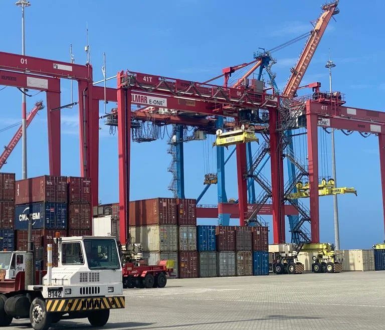 Puertos activos pese a retrasos globales