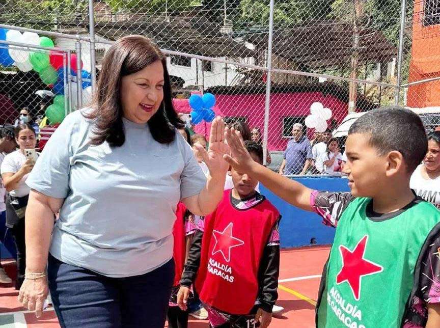 Comunidad de 'El Manantial' en parroquia Sucre recibe cancha nuevecita