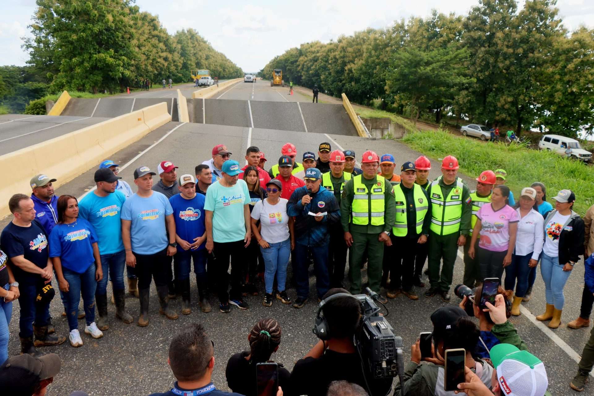Reconstruirán paso por autopista José Antonio Páez tras colapso de puente