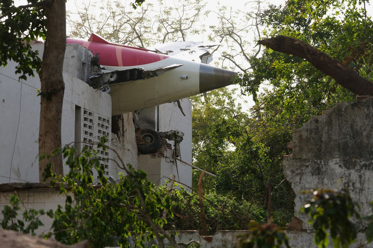 Asciende a 294 los pasajeros y residentes fallecidos por caída de avión en la India