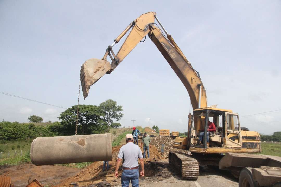 Corrigen fallas de borde en carretera que une a Guárico con Cojedes