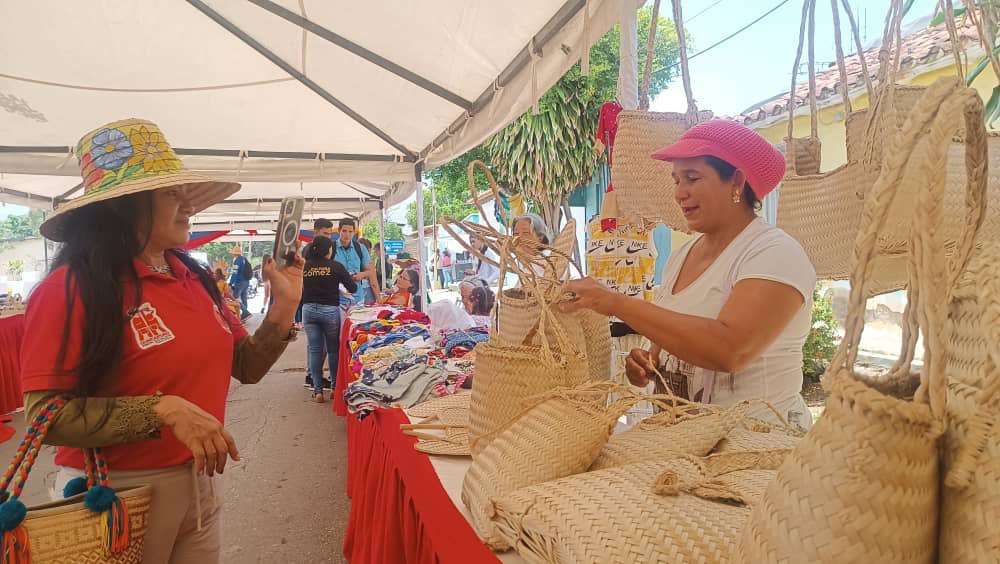 Artesanos neoespartanos se reunieron en la Feria Artesanal de El Cercado
