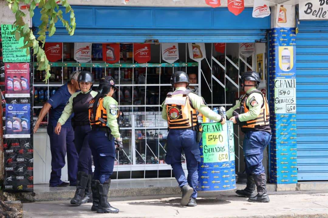 Retiran objetos que obstruyen la vía pública en calles de Maracay