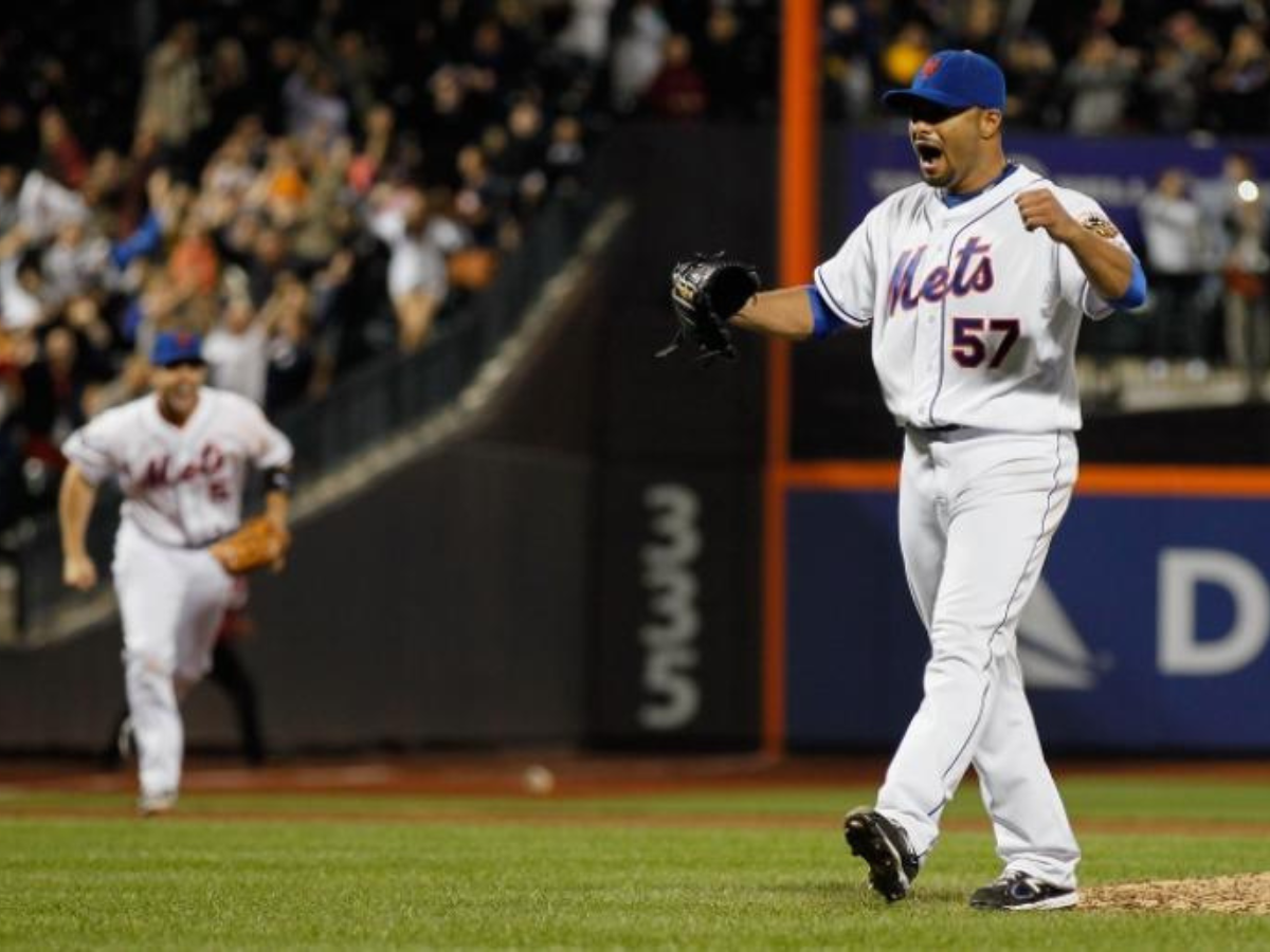 Johan Santana aplaude el pitcheo de Mets