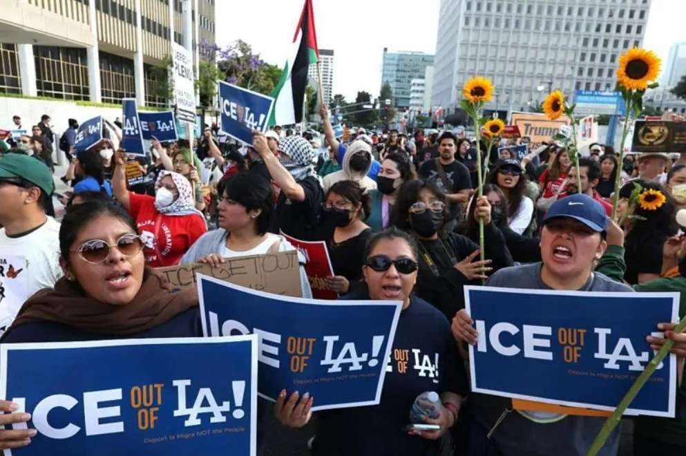 Enfrentamientos entre activistas y policías tras redadas contra migrantes en Los Ángeles