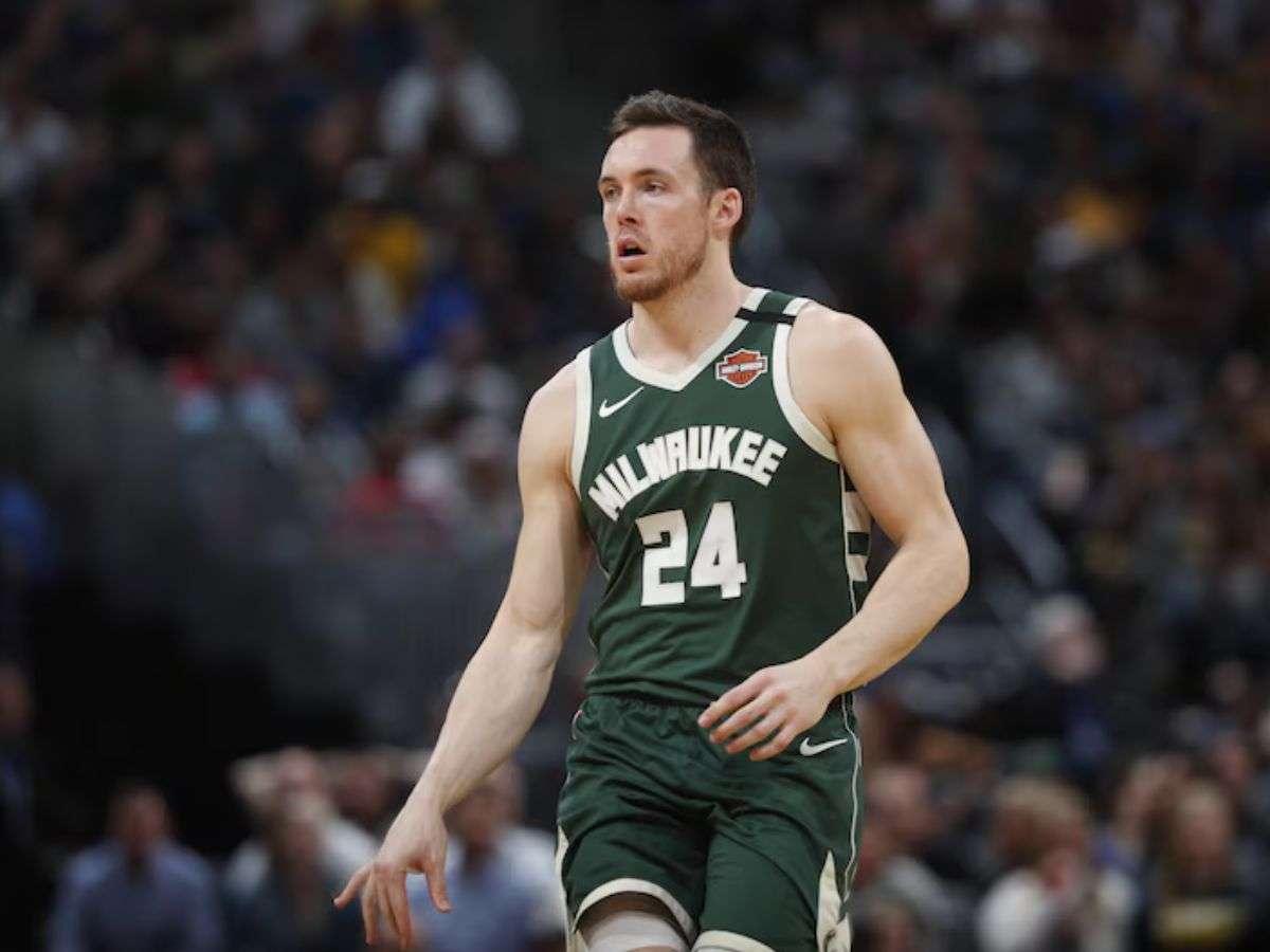 Pat Connaughton ejerció su opción de jugador