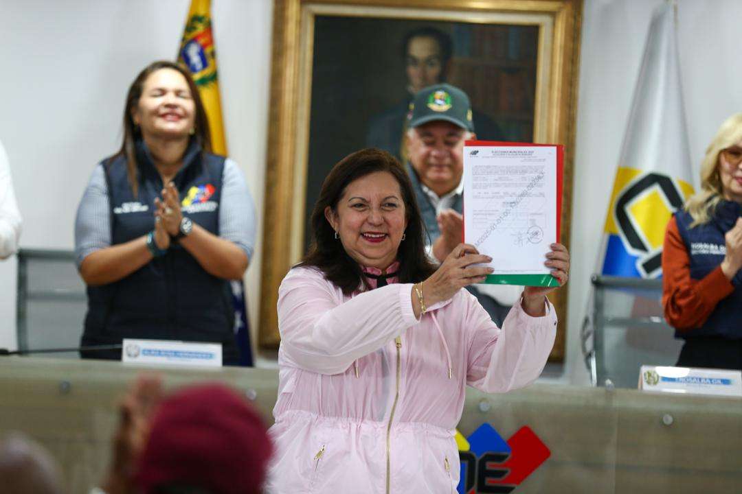 Carmen Meléndez inscribe candidatura ante el CNE para la reelección