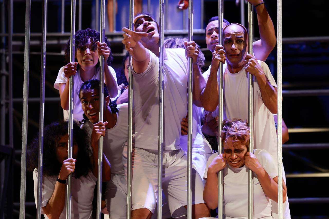 Obra "Ni enemigos ni extranjeros" muestra la persecución y secuestro de migrantes