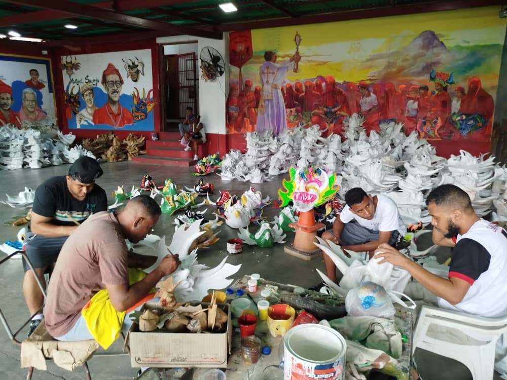 Los Diablos de Yare pulen sus máscaras para Corpus Christi