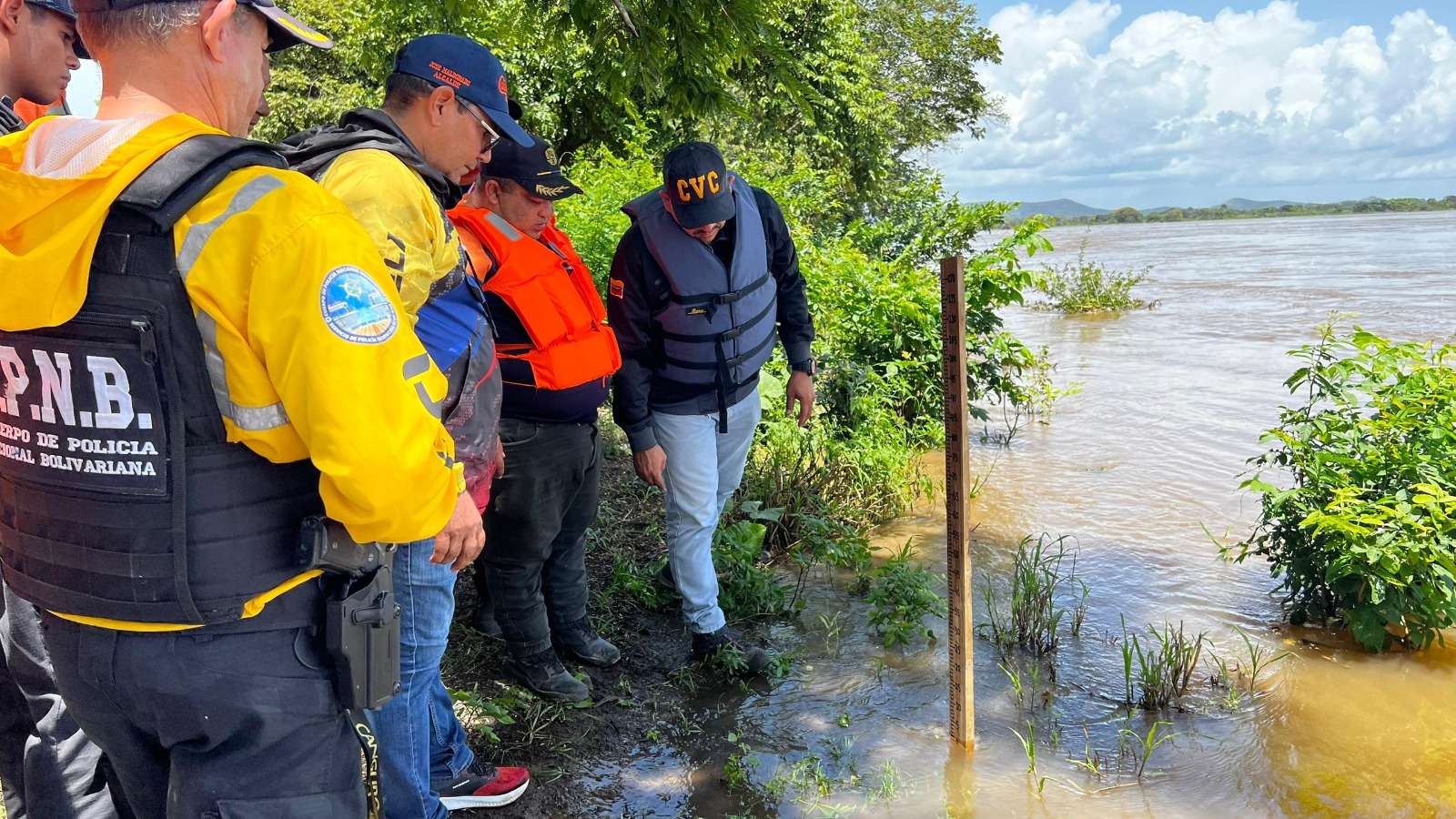 Despliegan operativo preventivo ante incremento del Río Orinoco