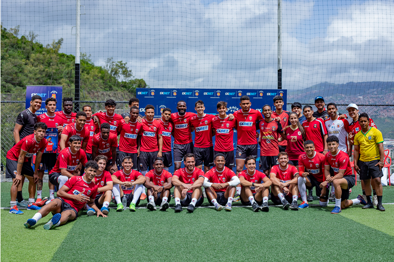 Los aficionados del Caracas FC conocieron a su equipo favorito en un entrenamiento abierto