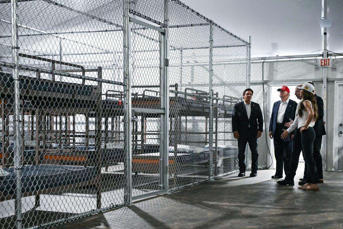 A los retenidos en Alligator Alcatraz los tratan “como perros”