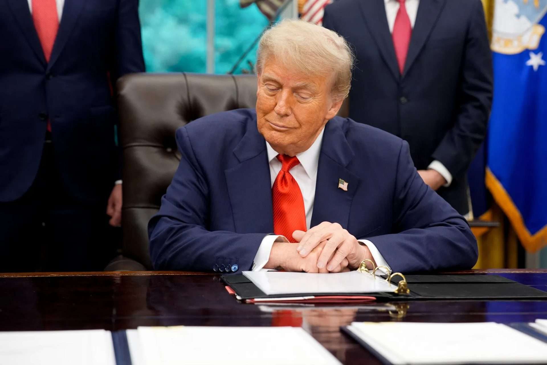 Nueva ley fiscal de Trump se enfoca en costos de trámites migratorios y remesas