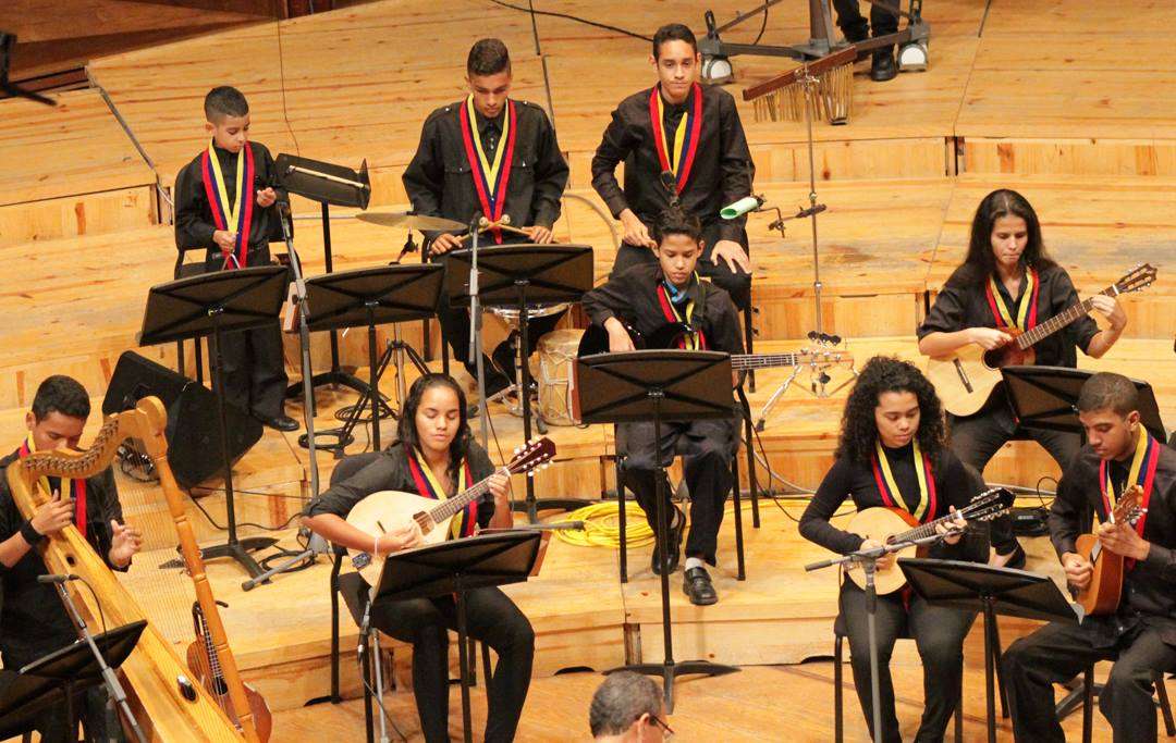 Dos orquestas juntas entregan su música en concierto