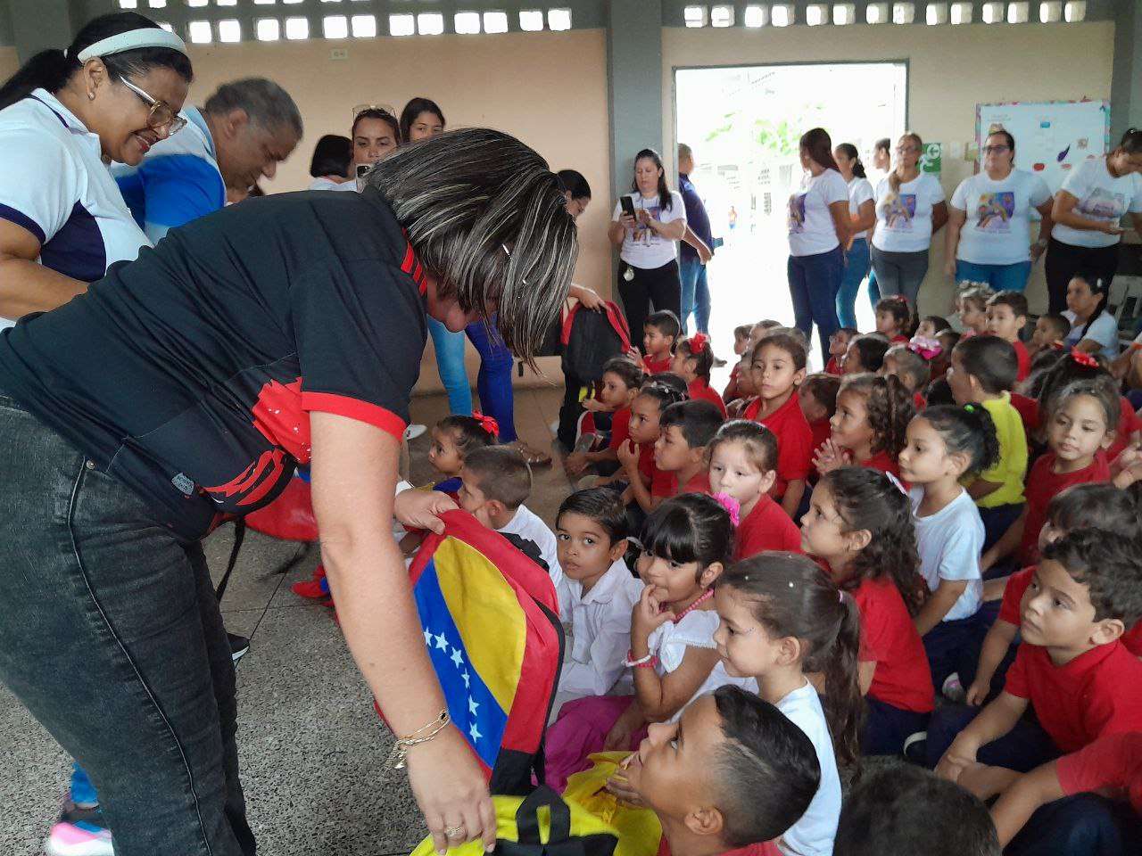 Más de 200 estudiantes cojedeños beneficiados con morrales