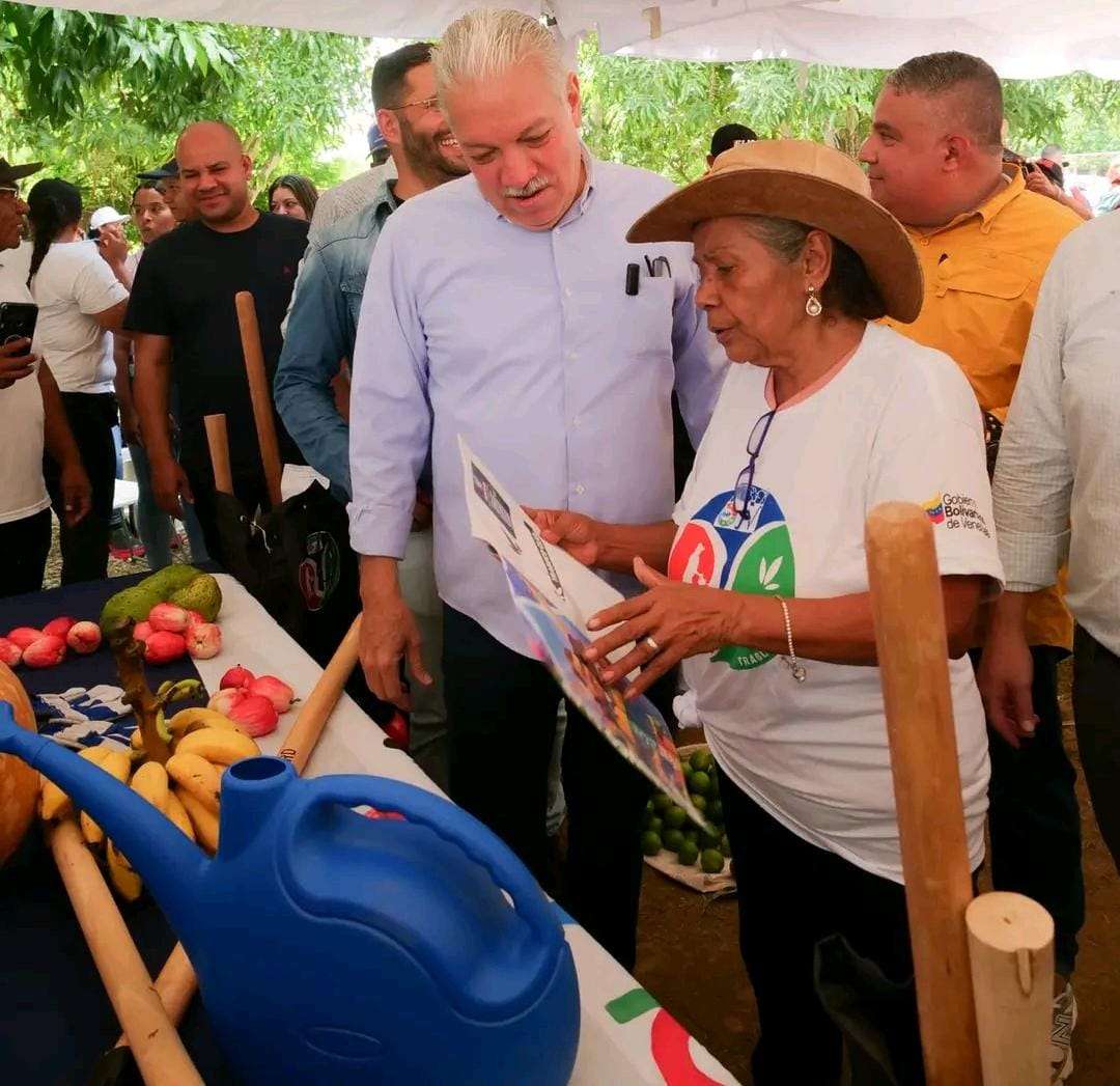 Entregaron kits y títulos de tierra a 624 agroproductores de Miranda
