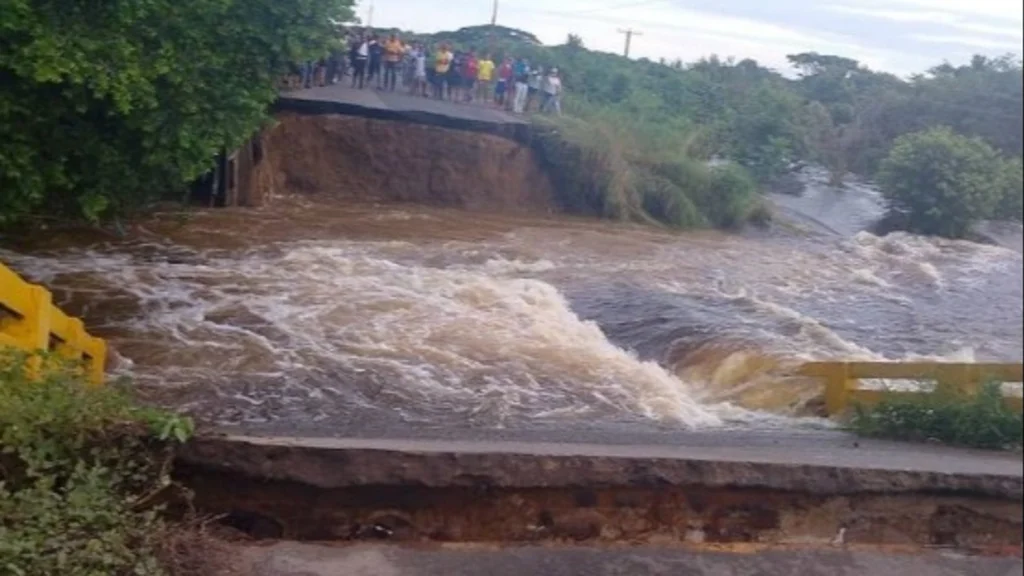 Colapsó puente que comunica a las poblaciones de Bruzual y Mantecal en Apure