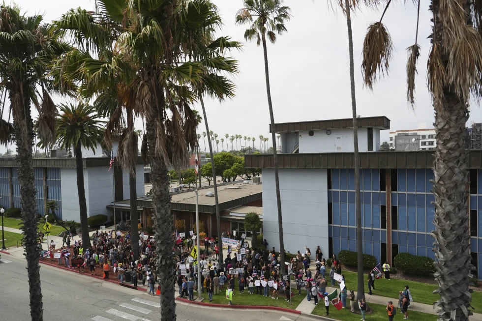 Jueza ordena a Trump dejar de hacer arrestos indiscriminados en California