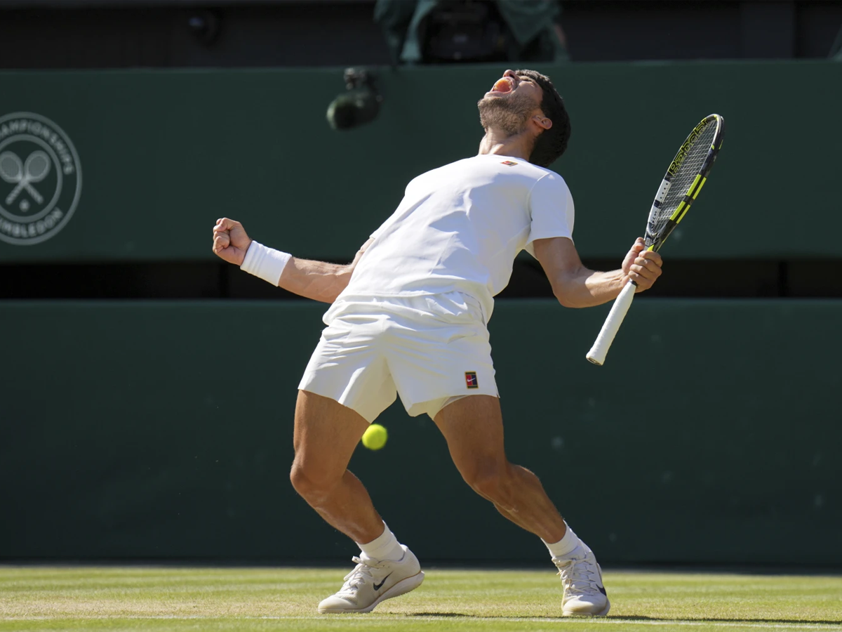 Alcaraz avanza a su tercera final consecutiva de Wimbledon