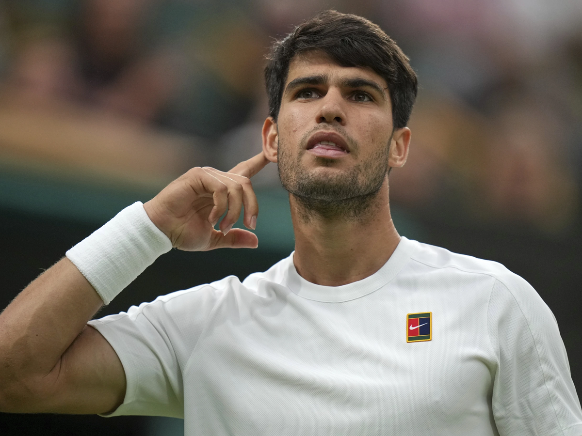 Alcaraz extiende racha en Wimbledon al derrotar a Rublev