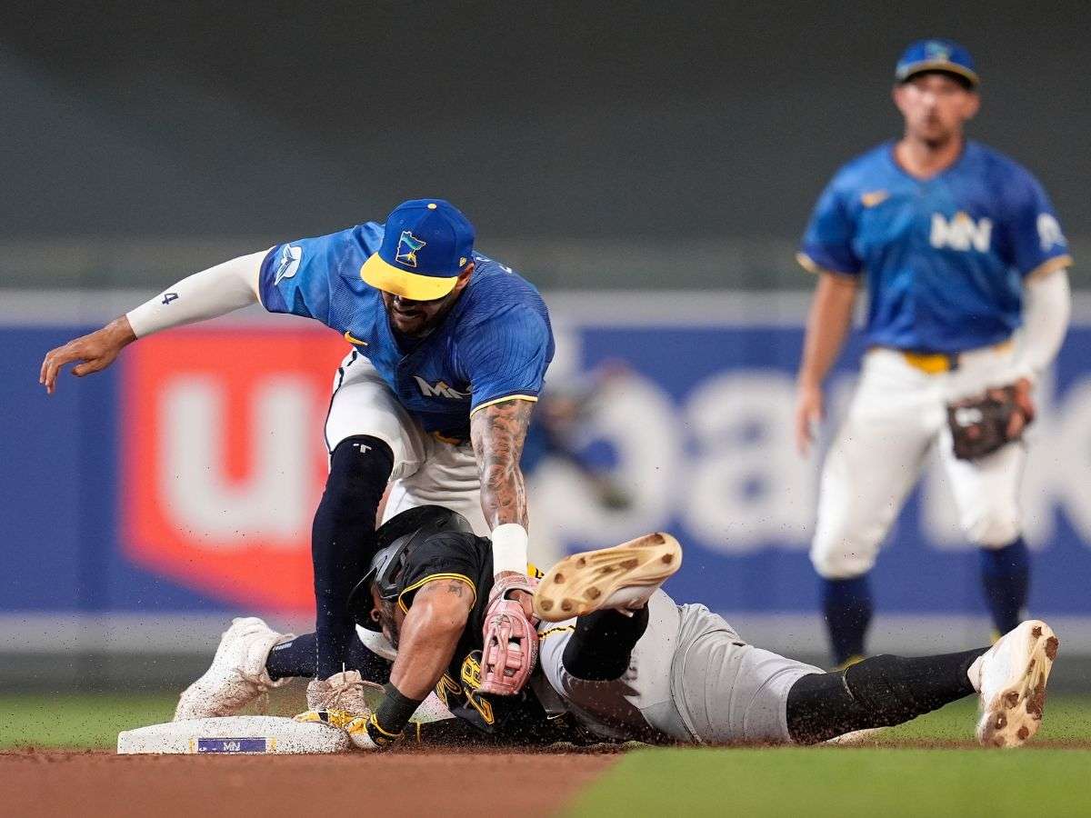 Carlos Correa es retirado por colisión en segunda