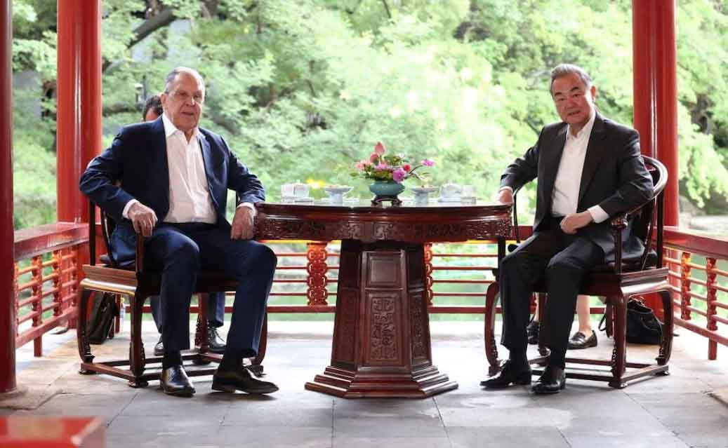 Cancilleres de Rusia y China analizan la situación en Ucrania