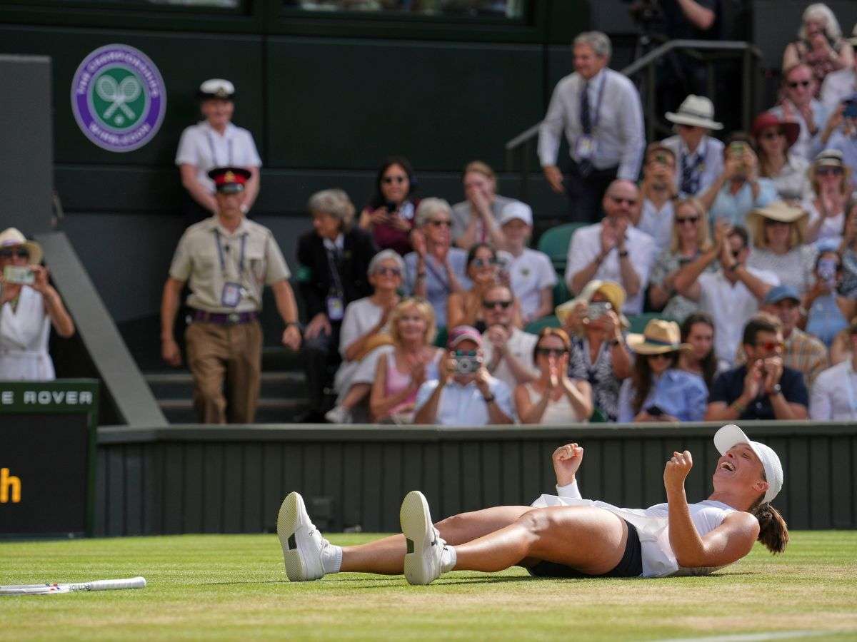 Iga Swiatek gana su primer trofeo de Wimbledon