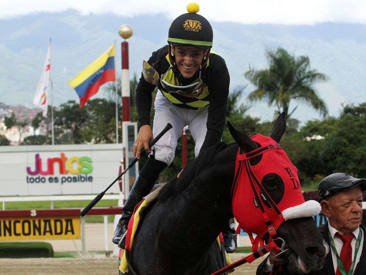Jaime Lugo busca las 2.400 fotos