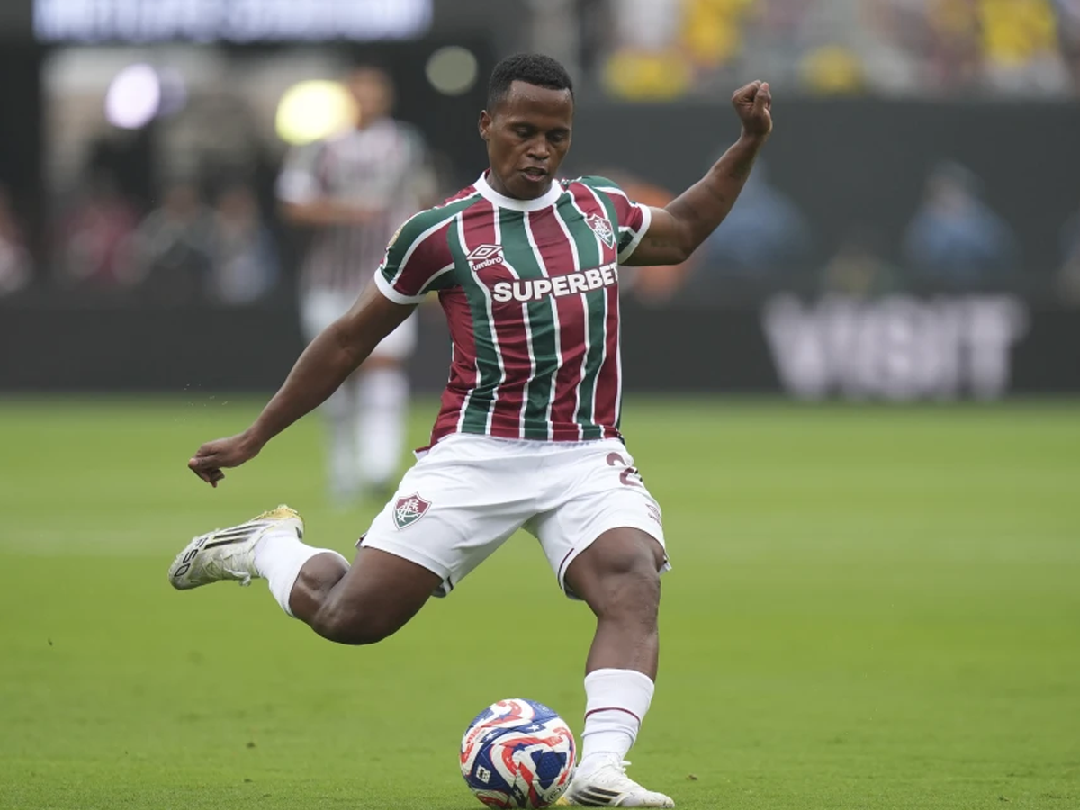 Wolves reclutan al colombiano Jhon Arias