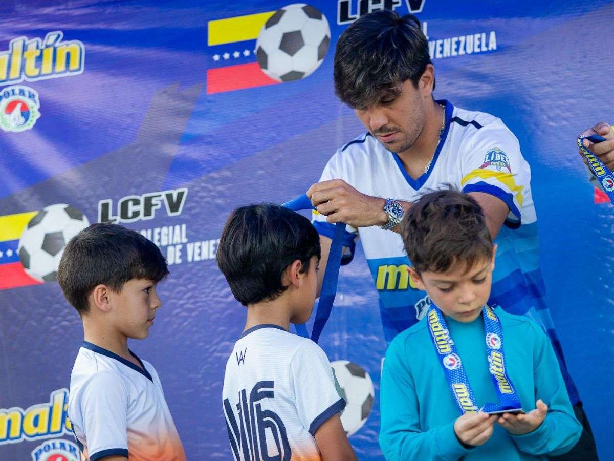 Jon Aramburu celebró con el campeón de la Liga Colegial