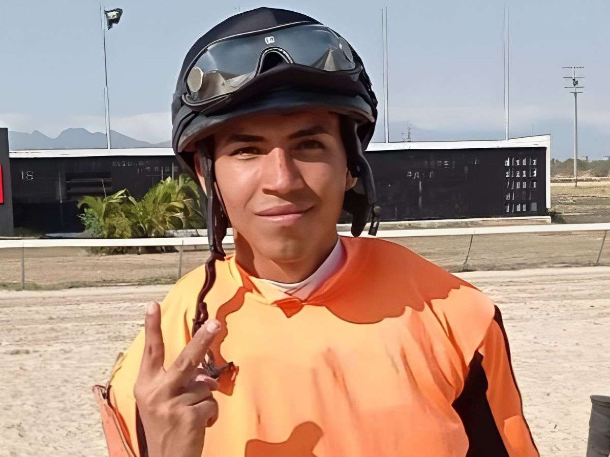 Julio Moncada bien montado a la caza de varias fotos