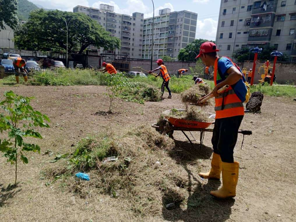 Realizan operativo especial de limpieza en Comuna 27 de Febrero de Guarenas